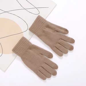 Ensemble bonnet, écharpe et gants en laine d'alpaga blanc cassé pour femme, avec pompon, chaud et idéal pour le froid. - Product Image 3