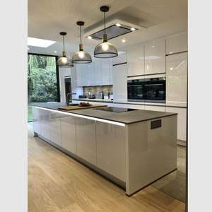 Fabrication de meubles modernes, armoires de cuisine minimalistes de couleur marron avec poignée en laque de haute qualité, structure en MDF avec évier - Product Image 2