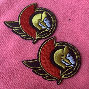 Etiquetas de logotipo de bordado de respaldo de prensa de calor de diseño de moda, parche textil de bordado de logotipo personalizado para sombreros - Product Image 3