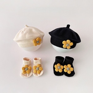 Ensemble <span class=keywords><strong>bonnet</strong></span> et chaussettes mignons pour bébés filles printemps-automne, motif floral tricoté, idéal pour les occasions décontractées - Product Image 1