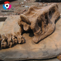 Squelette géant de dinosaure animatronique en cours d'excavation, crâne de stégosaure, fossiles de dinosaures