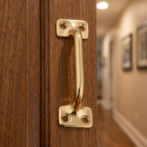 Poignée de porte en laiton poli, design traditionnel, quincaillerie de traction en métal durable pour armoires, meubles et cuisine – En vente - Product Image 2