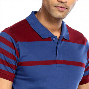 เสื้อโปโลแขนสั้นผู้ชายลายทางสีน้ำเงินแดง ดีไซน์ตัดต่อสีสันลำลอง - Product Image 3