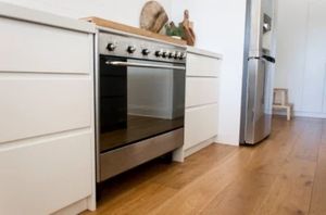 Cuisine contemporaine en forme de L avec îlot, prête à assembler, armoires en bois laqué, matériau du panneau - Product Image 6