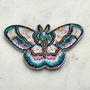 Usine OEM ODM : Patchs brodés thermocollants personnalisés avec logo amusant, motif floral et papillon unique, bordure découpée au laser pour chapeaux et vêtements - Product Image 2