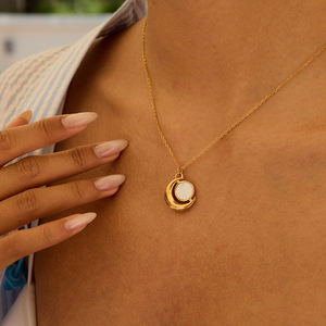 قلادة من الفولاذ المقاوم للصدأ مطلية بالذهب عيار 18 قيراط مع حلية على شكل قمر وخرز لؤلؤي مقلد، تصميم بسيط وأنيق للاستخدام اليومي للنساء - Product Image 2
