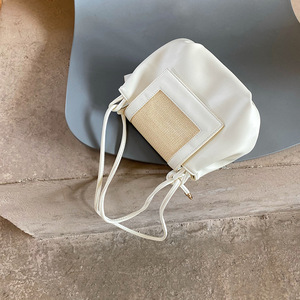 Sac en paille plissé fait main blanc avec bandoulière réglable, petit sac à bandoulière pour femme - Product Image 1