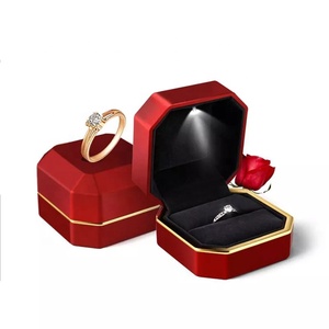 Caja de Joyería Roja Octogonal EVERWIN con Detalles en Dorado y Luz LED para Anillos, Diseño Elegante y Sólido para el Día de San Valentín, Caja de Joyería Premium - Product Image 1