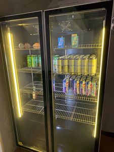 YINZHENG Réfrigérateur à vin et boissons à double porte en verre, refroidi par air, personnalisé, pour bar et supermarché, avec éclairage LED tricolore, vitrine à bière - Product Image 2