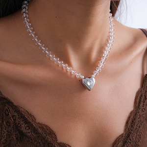 Collier avec pendentif en forme de cœur plaqué argent, avec zircone cubique et chaîne de perles d'imitation pour femmes, à porter au quotidien, romantique - Product Image 1
