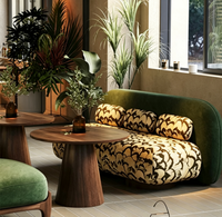 Canapé de restaurant moderne en velours rembourré, tables à manger ovales en bois, chaises de salle à manger en velours vert foncé, mobilier de café bistro