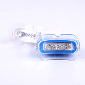 Appareil de <span class=keywords><strong>blanchiment</strong></span> <span class=keywords><strong>dentaire</strong></span> à domicile le plus vendu avec lumière LED sans fil et gouttières en silicone – Emballage personnalisé, commande en gros - Product Image 2