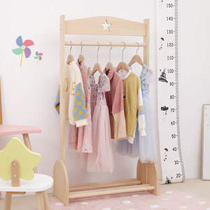 Appendiabiti in legno per bambini con motivo a stella - Product Image 1
