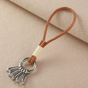 พวงกุญแจหนังวัวถักมือประดับหัวเข็มขัดรูปเกือกม้าโลหะผสมสังกะสีสุดหรูสำหรับมอเตอร์ไซค์ สกู๊ตเตอร์ไฟฟ้า และกุญแจรถยนต์ - Product Image 6