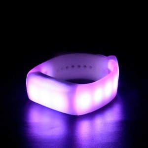 Pulseira de Silicone LED Multicolorida DMX Programável com Controle Remoto RFID para Eventos - Product Image 4