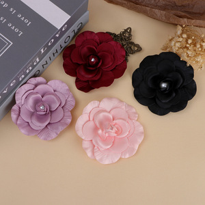 Pince à cheveux en tissu avec fleur de camélia, décoration de mariage, faite à la main, centre en tissu perlé, rose, noir, rouge, violet - Product Image 1