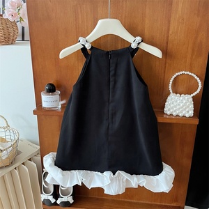 Robe d'été décontractée noire à bretelles spaghetti avec décorations de perles et ourlet à volants pour fillette - Product Image 2