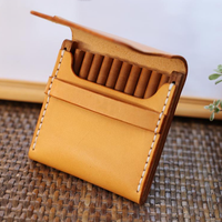 Étui à cigarettes portable en cuir véritable classique avec motif de feux d'artifice, couvercle en bois, beige, écologique, style tendance, excellent cadeau