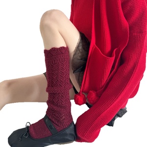 Calze Sovrapposte Rosse Autunno Inverno Anno del Maiale, Design Retrò Bordeaux con Bottoni, Calze a Maglia a Metà Polpaccio, Atmosfera Natalizia - Product Image 5