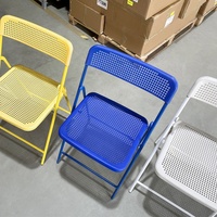 Chaise pliante, tabouret, mobilier de restaurant, usage extérieur et domestique, dossier creux, assise décontractée, design moderne et minimaliste, en plastique