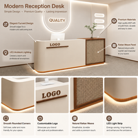 Bureau de réception octogonal moderne personnalisé en MDF laqué avec panneau en bois lamellé pour usage commercial hôtelier et de bureau