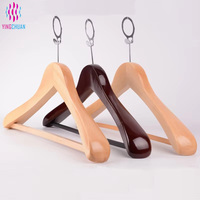 Cintre en bois triangulaire stable et durable pour magasin de vêtements – Prix usine, économique et flexible