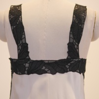 Robe longue élégante blanche en triacétate pour femme, col en V, sans manches, avec empiècements en dentelle, style nuisette midi