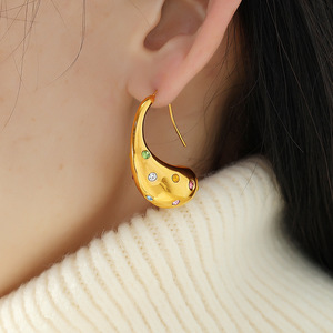 ต่างหูทองประดับเพชรทรงหยดน้ำ ชุบทอง 18K ไทเทเนียมสตีล ต่างหูแบบห้อย เครื่องประดับสำหรับงานปาร์ตี้ EH138 เพชรสี - Product Image 3