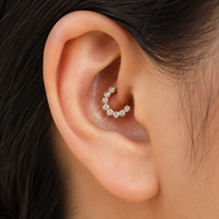 Anneau de piercing articulé en titane ASTM F136 plaqué or avec incrustation de zircon cubique pour cartilage, septum, nez, tragus, hélix, daith