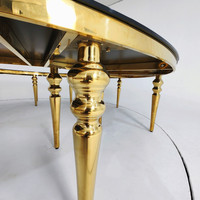 Grande table serpentine ronde élégamment conçue pour 24 personnes pour une table de mariage de fête à louer