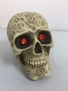 眼帯とバンダナをかぶった海賊の頭蓋骨 小さな樹脂製の頭蓋骨に細かいディテールが施されています - Product Image 6