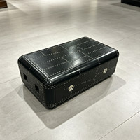 Table basse en aluminium noir de style industriel rétro avec accents rivetés, table d'appoint haut de gamme dotée d'un rangement créatif, mobilier pour la maison