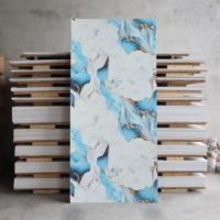 Feuille de marbre en PVC imperméable de taille personnalisée à haute brillance avec motif bleu or, panneau mural léger pour la maison et le commerce