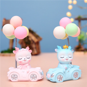 Ornement de bureau Cerf « Voyage en sécurité » en résine, décoration intérieure de voiture, accessoire de tableau de bord, couleur rose et bleue « Doux Rêve » - Product Image 2