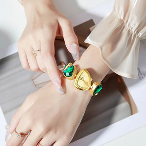 Reloj de Mujer de Lujo Ligero de Selección Limitada, con Cristales, Diseño Irregular, Estilo Nicho, Brazalete de Alta Gama - Product Image 1