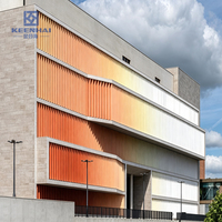 Lames de façade verticales en aluminium : Système d'ombrage architectural moderne pour projets commerciaux