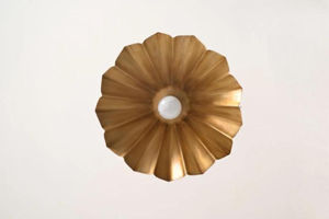 Luminaire suspendu en laiton plissé fait main, style mid-century moderne, sculptural, LED à intensité variable, finition polie, pour la maison et le bureau - Product Image 4