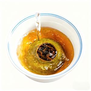 Teebauern sammeln direkt Yunnan Pu'er und Guangdong Xinhui Xiaoqing Orangen, um eine authentische Qualität zu gewährleisten. - Product Image 6