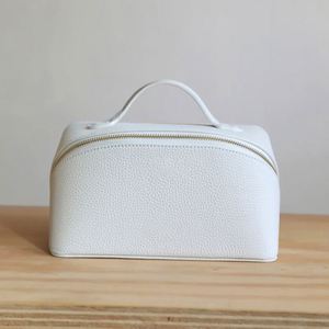 Neceser de Viaje Ecológico de Cuero PU con Iniciales Personalizadas, Bolsa de Maquillaje Premium - Product Image 1