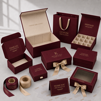 Premium Maßgefertigte Weinrote Starre Kartonbox mit Goldfolien-Logo, Magnetverschluss und Griff für Kleidung