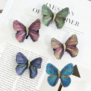 Accesorios Xinmi, broche retro con mariposa bordada en degradado, abrigo, ropa versátil, pin, especial para mujeres con diseño de insecto. - Product Image 1