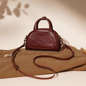 Bolso de piel de vaca suave con asa para el hombro, un bolso cruzado retro y sencillo de gran capacidad para mujer - Product Image 1