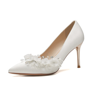 Chaussures de mariage en soie blanche avec appliques florales, talons hauts pour banquet de mariage 6681-27 - Product Image 5