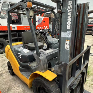 Chariot élévateur Komatsu FD30 d'occasion haute agilité, idéal pour les travaux en allées étroites - Product Image 1