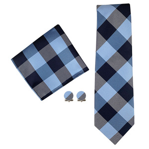 طقم ربطة عنق رجالية مخصصة بنقشة مربعات زرقاء مع منديل جيب وأزرار أكمام لبدلة الزفاف - Product Image 1