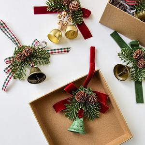 Ornements suspendus d'arbre de Noël faits à la main pendentif cloche en fer avec arc cône de pin et fruits rouges décorations de Noël transfrontalières - Product Image 4