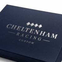 Boîte cadeau personnalisée en carton ondulé bleu écologique avec logo en feuille d'argent et doublure en éponge