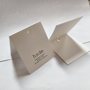 Étiquette suspendue pliée en carton recyclable personnalisée, imprimée UV, en papier de luxe, durable, pour chaussettes, chaussures et votre propre logo - Product Image 2