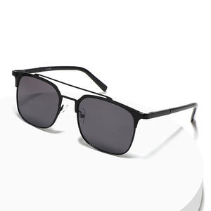 แว่นกันแดดโลหะแบบครอสบอร์เดอร์ กรอบสีดำ เลนส์พีซี ป้องกันรังสียูวี 400 สำหรับผู้หญิง แฟชั่นสำหรับการเดินทาง สไตล์การขับขี่ - Product Image 1