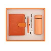 Kit de bienvenue pour les nouveaux employés avec un carnet A5 à sangle, un stylo, une recharge, une clé USB, une bouteille isotherme et une boîte cadeau personnalisée de l'entreprise